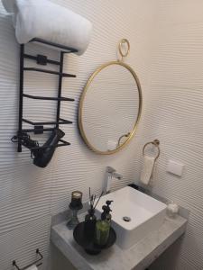 bagno con lavandino e specchio di Exclusive San Isidro a Lima