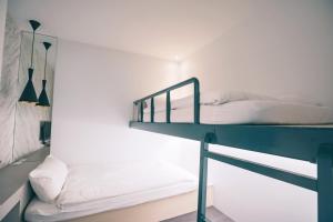 台北的住宿－美寓藝術文旅 Meistay Art Gallery Hotel，一间卧室配有一张双层床和一张双层床。