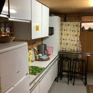 eine Küche mit weißen Schränken und einer Arbeitsplatte in der Unterkunft Schönes Doppelbettzimmer im Untergeschoss inkl Parkplatz nach Verfügbarkeit in Essen