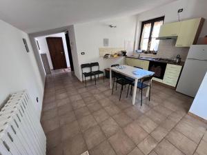 A kitchen or kitchenette at Case vacanza e camere in Villa Isabella con parcheggio custodito e wifi