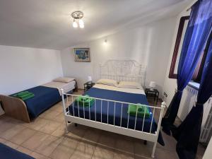 A bed or beds in a room at Case vacanza e camere in Villa Isabella con parcheggio custodito e wifi