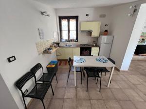 A kitchen or kitchenette at Case vacanza e camere in Villa Isabella con parcheggio custodito e wifi