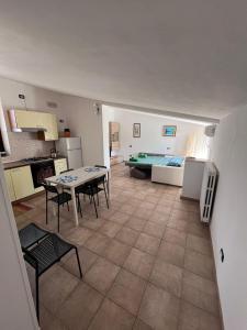 A bed or beds in a room at Case vacanza e camere in Villa Isabella con parcheggio custodito e wifi