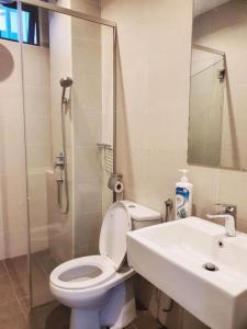 La salle de bains est pourvue de toilettes, d'un lavabo et d'une douche. dans l'établissement Atlantis Residence Melaka by YouBNB Homestay, à Malacca
