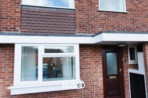 ein rotes Backsteinhaus mit einem Fenster und einer Tür in der Unterkunft Bright and Warm 3-bed Home in Nottingham by Renzo, Driveway, Smart TV with Netflix! in Nottingham