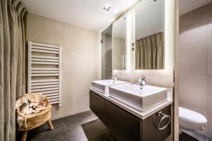 孔布盧的住宿－Chalet Purdey Combloux - BY EMERALD STAY，一间带水槽和镜子的浴室