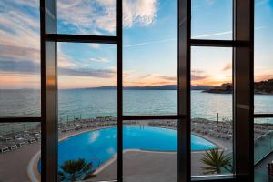 una vista desde la ventana de un hotel con piscina en Hotel Best Negresco en Salou