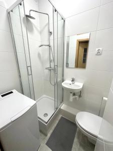 y baño con ducha, lavabo y aseo. en MMRent Princess Room en Gdansk