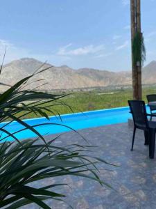 un patio con tavolo e sedie accanto alla piscina di Mirador del Paraiso a Lunahuaná