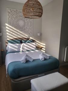 - une chambre avec un lit et 2 serviettes dans l'établissement La Petite Perle de Quimper, à Quimper