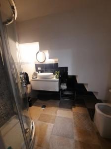 y baño con lavabo blanco y aseo. en Casina San Gregorio Apartment, en Nápoles