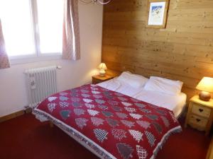 a bedroom with a bed with a red and white quilt at Appartement 75m², 8 pers., proche télésiège, Vieil Alpe - Alpe d'Huez - FR-1-405-132 in L'Alpe-d'Huez