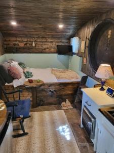 ein Schlafzimmer mit einem Bett und einem Tisch in einem Zimmer in der Unterkunft Hobbit Haven in Santa Barbara