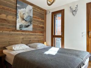 a bedroom with a bed with a painting on the wall at Appartement Les Gets, 3 pièces, 6 personnes - FR-1-623-116 in Les Gets
