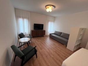 a living room with a couch and a tv at Residenza Urania in Venice