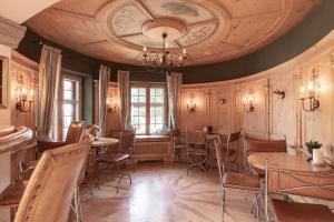 レルモースにあるAparthotel Ansitz Felsenheimの天井のある客室で、テーブルと椅子が備わります。