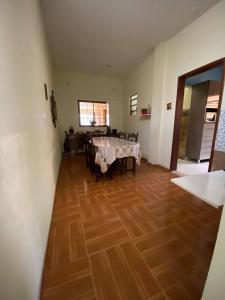 Casa acolhedora e familiar في كامبوس دوس جويتاكازيس: غرفة معيشة مع طاولة وغرفة طعام
