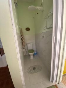 uma pequena casa de banho com WC e chuveiro em Casa acolhedora e familiar em Campos dos Goytacazes