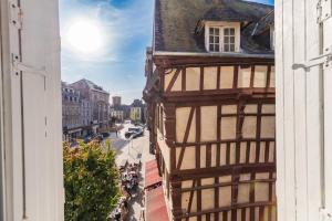 - une vue sur un bâtiment depuis la fenêtre d'une rue dans l'établissement Studio Cœur de Ville - Lannion, à Lannion