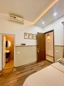 - une chambre avec un lit et une salle de bains pourvue d'un lavabo dans l'établissement Nhật Quang House, à Đà Nẵng