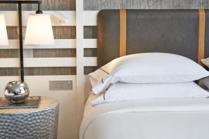 Ένα ή περισσότερα κρεβάτια σε δωμάτιο στο The Worthington Renaissance Fort Worth Hotel