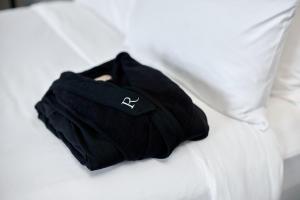 einem schwarzen Handschuh auf einem Bett in der Unterkunft The Worthington Renaissance Fort Worth Hotel in Fort Worth
