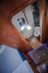 an overhead view of a small bathroom with a toilet at The boathouse in Málaga