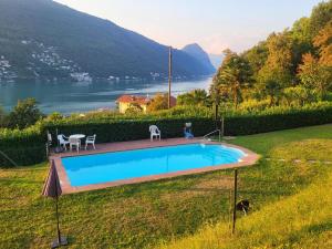 - une piscine avec vue sur le lac dans l'établissement Paradiso del sole 1, à Brusino Arsizio