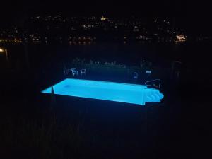 una piscina illuminata di notte di Paradiso del sole 1 a Brusino Arsizio