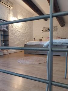 une vue d'un lit superposé dans une chambre dans l'établissement Villa Lou Christelle, à Roquemaure