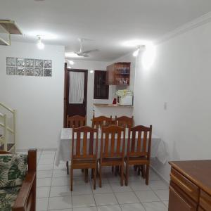 a kitchen and dining room with a table and chairs at Casa Duplex 3 suítes em Condomínio Fechado in Porto Seguro