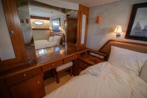 een slaapkamer met een bureau, een bed en een spiegel bij The boathouse in Málaga