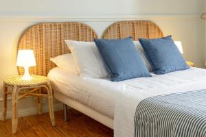 um quarto com uma cama com almofadas azuis e brancas em Lisbon Evergreen Apartment em Lisboa