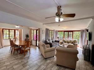 uma sala de estar com um sofá e uma mesa em Berg Escape Kiepersol - Spacious Luxury Family Home em Winterton