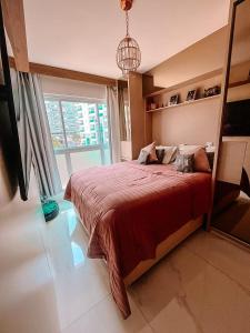 ブラジリアにあるQuarto de Luxo - Saint Moritzのベッドルーム(大型ベッド1台、大きな窓付)