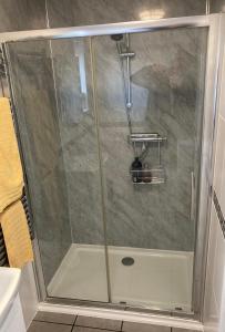 法爾茅斯的住宿－Twin Gates Annexe，浴室里设有玻璃门淋浴
