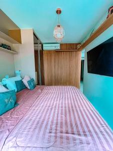 Quarto de Luxo - Saint Moritz في برازيليا: غرفة نوم كبيرة مع سرير كبير مع تلفزيون