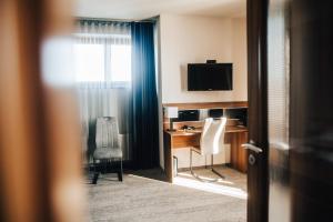 TV a/nebo společenská místnost v ubytování Hotel Elegance