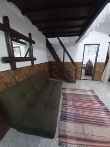 Casas No Saco do Céu في Saco do Ceu: غرفة معيشة مع أريكة وسجادة