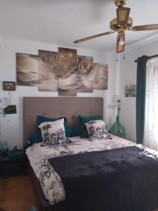 1 dormitorio con 1 cama con 3 cuadros en la pared en Les Près, en Villeneuve-Loubet