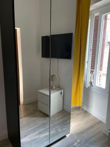 a room with a glass partition with a television on it at Casetta Beatrice Tivoli Holiday Home (British) in Tivoli