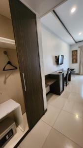 een kantoor met een schuifdeur in een kamer bij Summer Hills Hotel & Villas Bandung in Bandung
