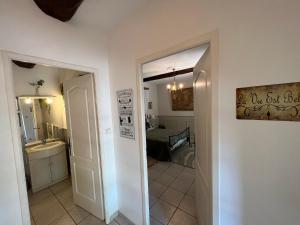Habitación con baño con lavabo y espejo. en Pradines, en Saint-André-de-Roquelongue
