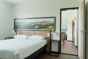 Voodi või voodid majutusasutuse ibis Bulle - La Gruyère Swiss Bike Hotel toas +37 fotot