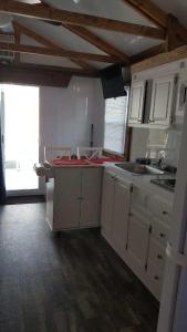 une cuisine avec des placards blancs et une grande fenêtre dans l'établissement Old Wooden Bridge Resort & Marina, à Big Pine Key