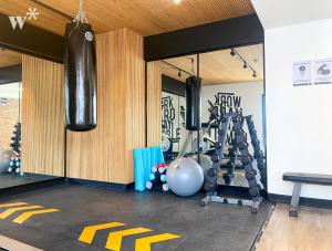 un gimnasio con un saco de boxeo colgando de la pared en Solar by Wynwood House en Lima
