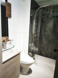 ein Bad mit einer Dusche, einem WC und einem Waschbecken in der Unterkunft 9/905 Apto moderno, vista increíble! ¡Descúbrelo! in Girardot