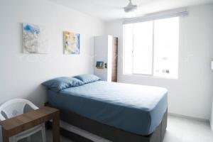 ein weißes Schlafzimmer mit einem Bett und einem Fenster in der Unterkunft 9/905 Apto moderno, vista increíble! ¡Descúbrelo! in Girardot