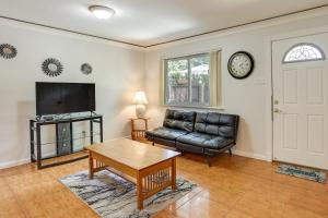 Et opholdsområde på Pet-Friendly Houston Vacation Rental with Patio!