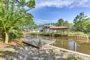 muelle con cenador en el agua en Charming Panacea Home Walk to Ochlockonee Bay!, en Panacea